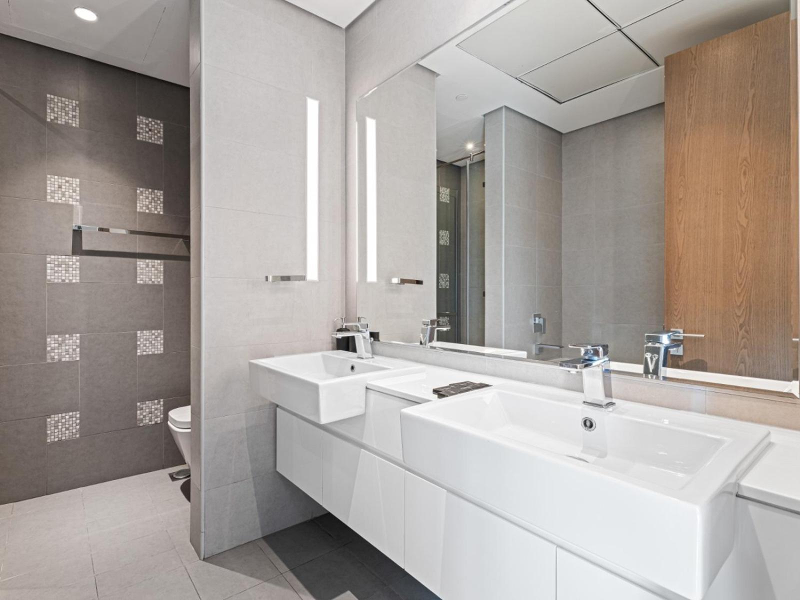 Apartment Chic Escape - 2br Guest At Atria, Business Bay *